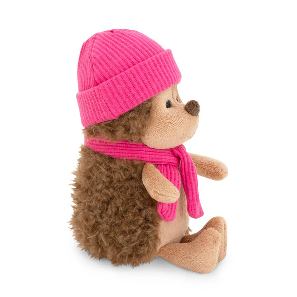 ラズベリー色の帽子をかぶったハリネズミのぬいぐるみ、フラッフィー、15cm