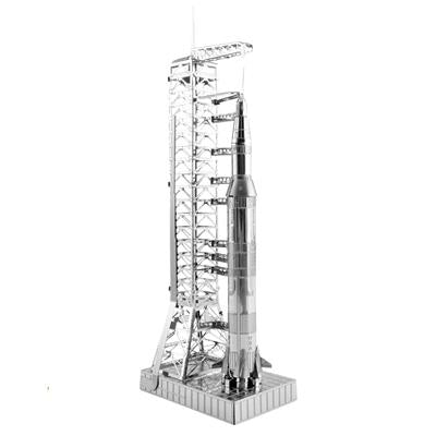MetalEarth Espace: APOLLO SATURN V AVEC PORTIQUE 5x3.3x15cm, maquette 3D en métal avec 2 feuilles, sur carte 12x17cm, 14+