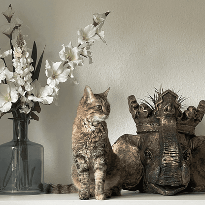 Maceta gigante con forma de elefante, dorada