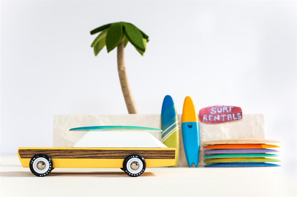 Coche de madera Candycar World - Familiar con tabla de surf
