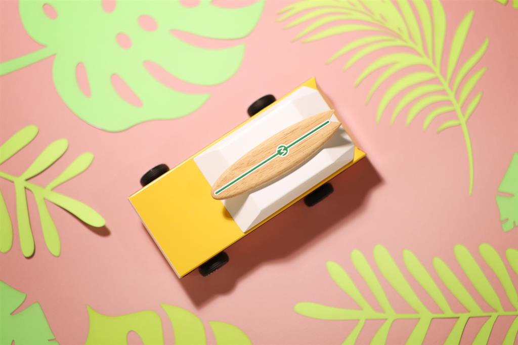Coche de madera Candycar World - Familiar con tabla de surf