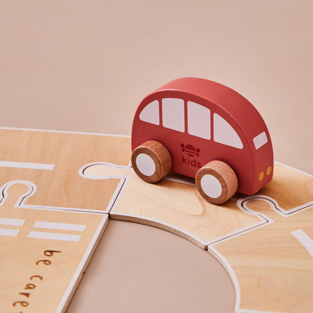 子供用おもちゃの道路コースと木製乗り物
