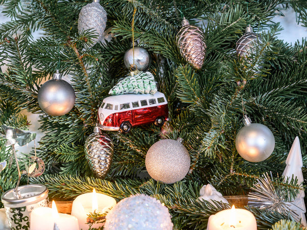 Decoração de Natal com uma VW T1 Kombi vermelha e branca e árvore de Natal.