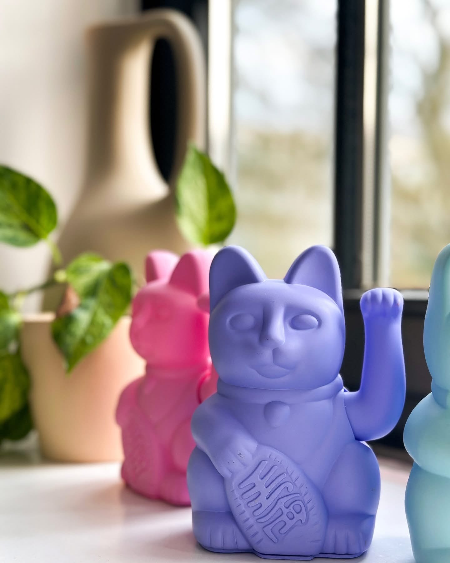 Gato de la suerte de color rosa intenso