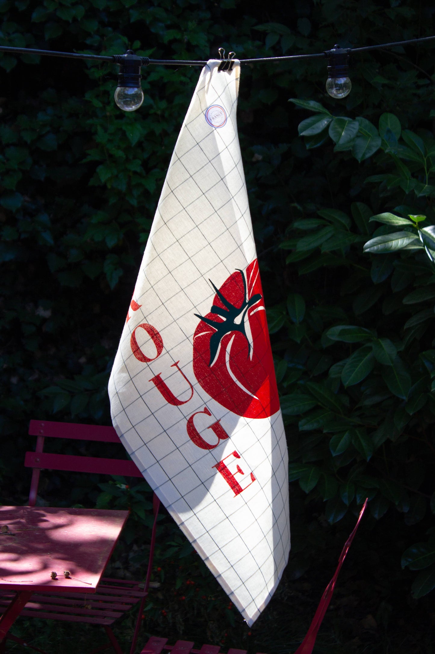 Paño de cocina con tomate rojo