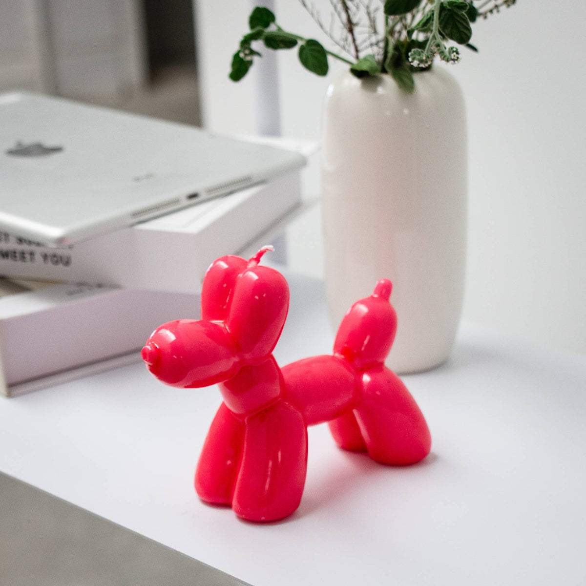 Candela a forma di cane con palloncino magenta