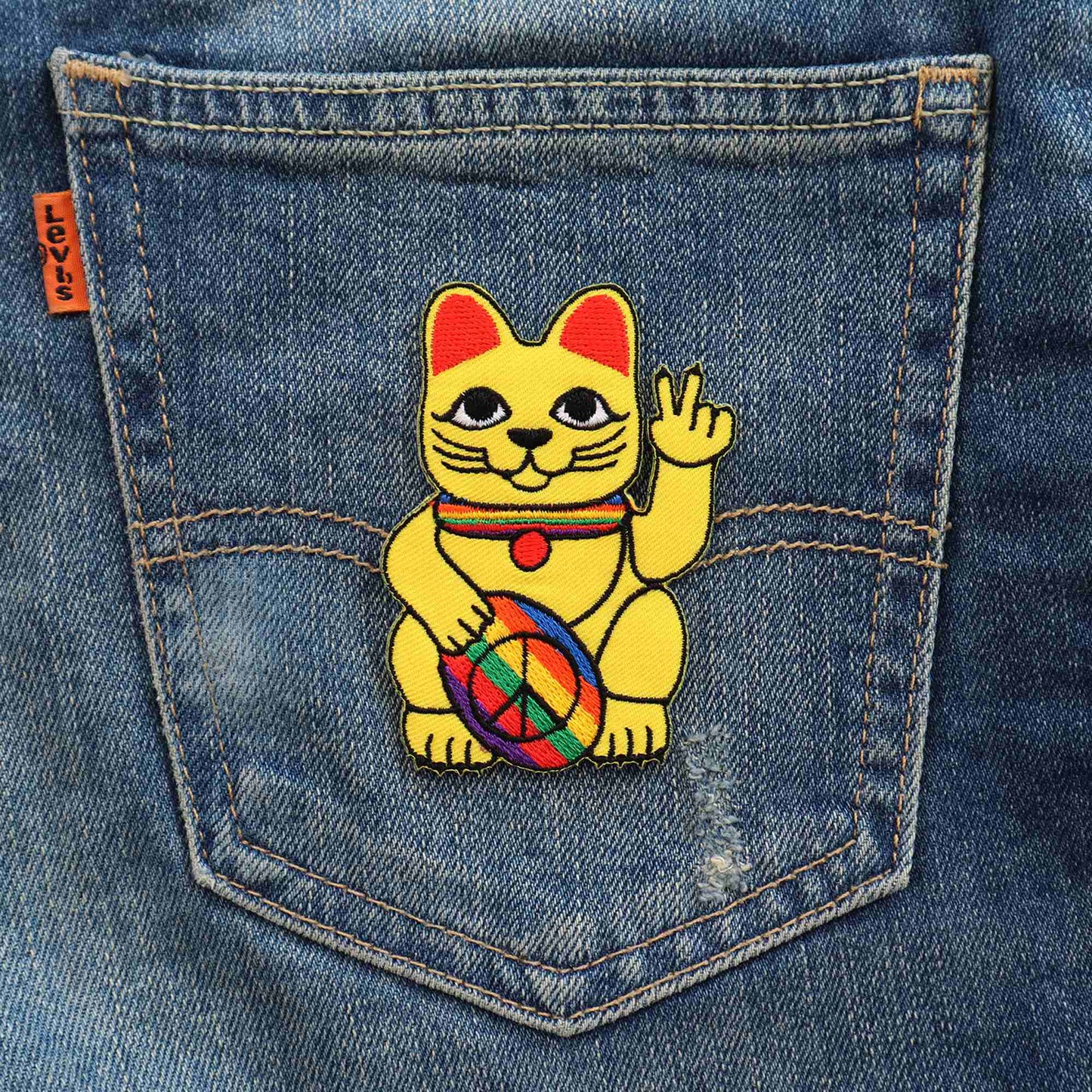 Parche con el símbolo de la paz del gato ondeando