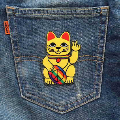 Parche con el símbolo de la paz del gato ondeando