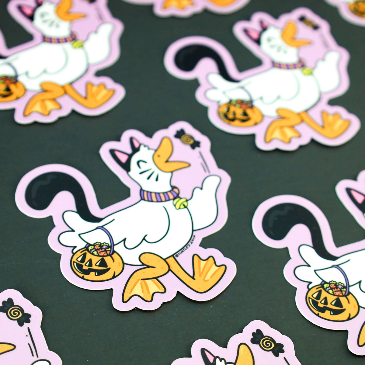 ハロウィンのコスチュームを着たアヒルのステッカー猫