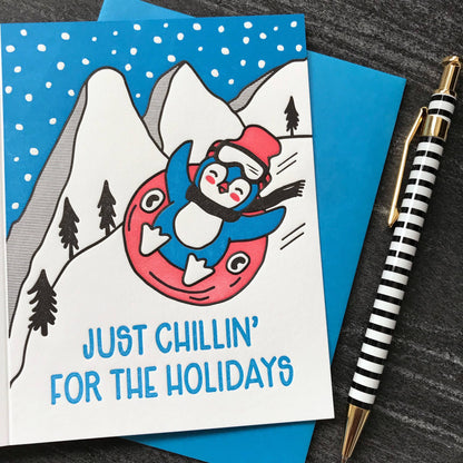 Tarjeta de felicitación de pingüino "Simplemente relajándome durante las fiestas"