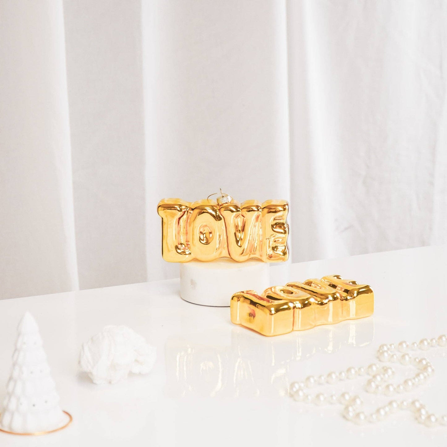 Bola navideña dorada LOVE