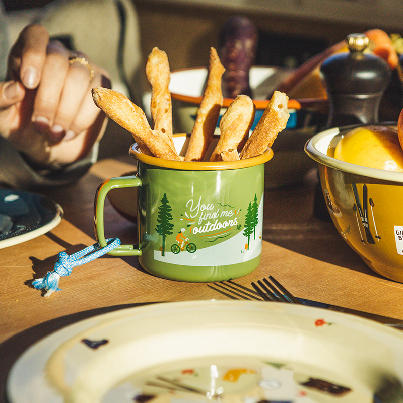 Mug en émail Roadtyping « You Find Me Outdoors » – 350 ml