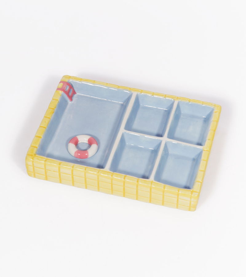 puesto de joyería junto a la piscina