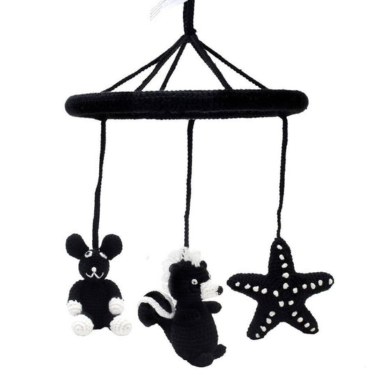 Mobiel met stinkdier, zeester en konijn