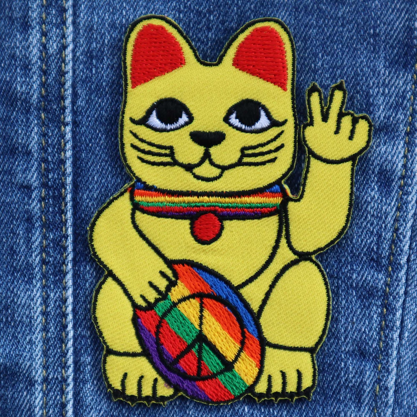 Parche con el símbolo de la paz del gato ondeando