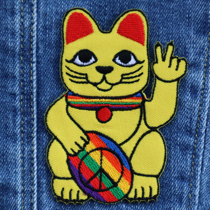Parche con el símbolo de la paz del gato ondeando