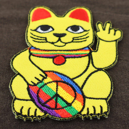 Parche con el símbolo de la paz del gato ondeando