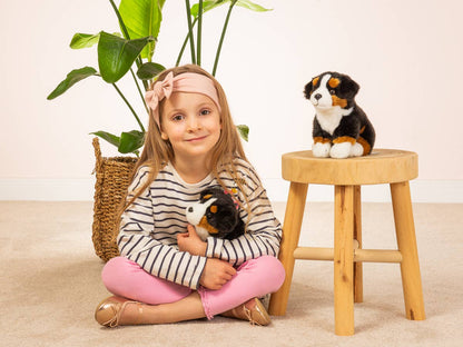 Peluche de perro de montaña bernés sentado