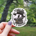Sticker met de tekst "Vertrouw me, ik ben een pestdokter".