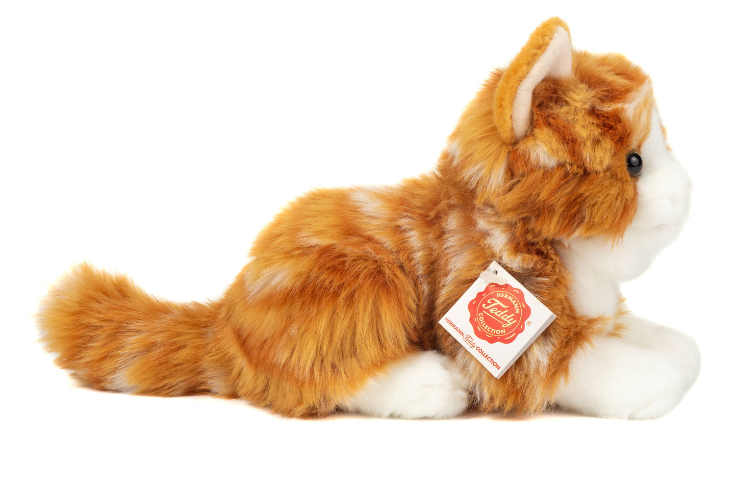 Gatto rosso di peluche sdraiato
