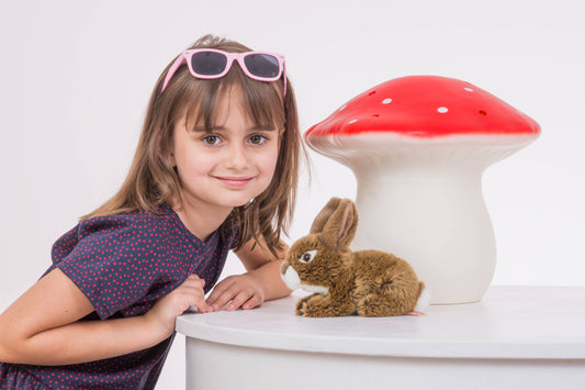 Conejo de peluche marrón sentado