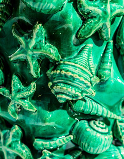 Grand vase en céramique bleu aqua craquelé à motif de coquillage.