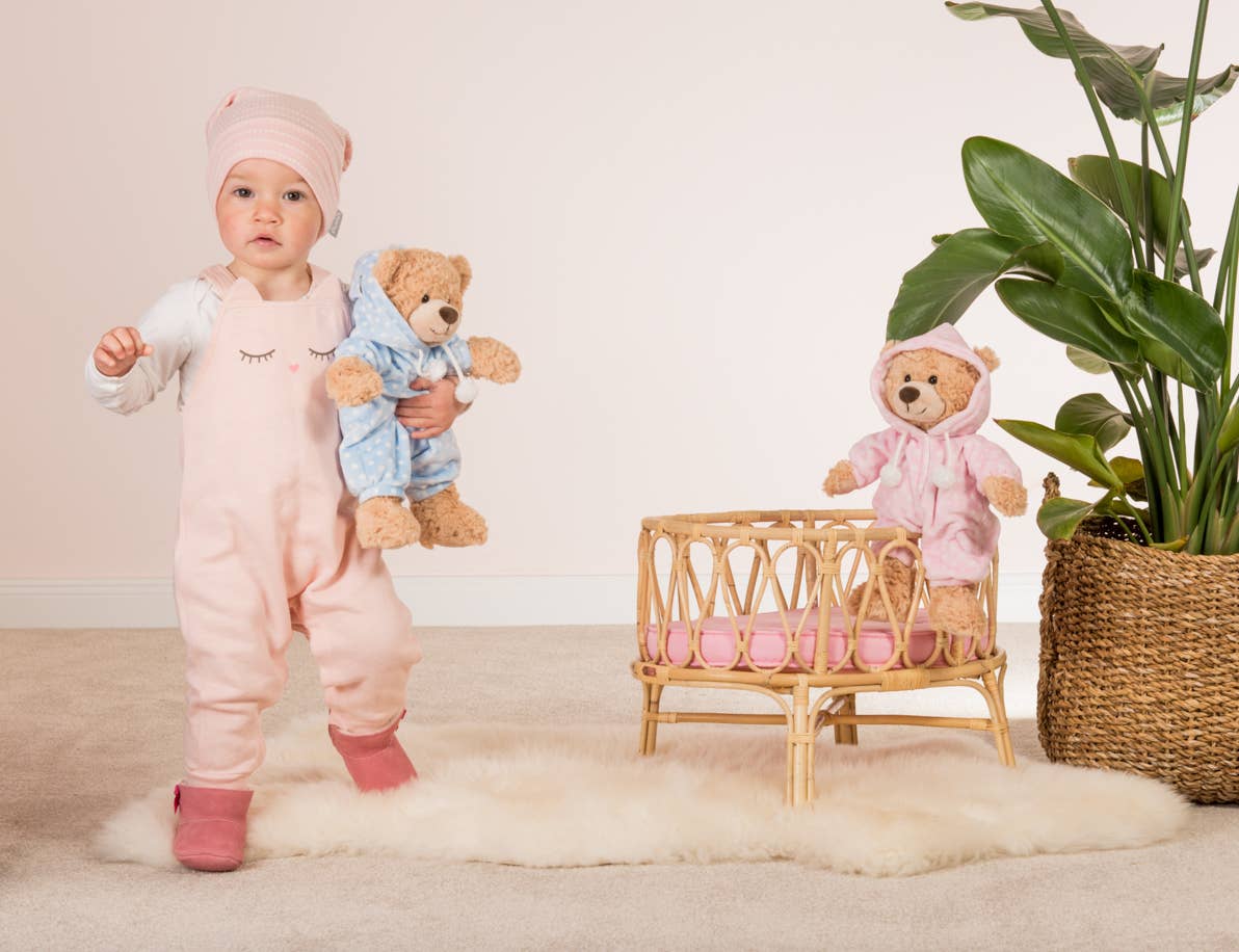 Teddybär im blauen Pyjama