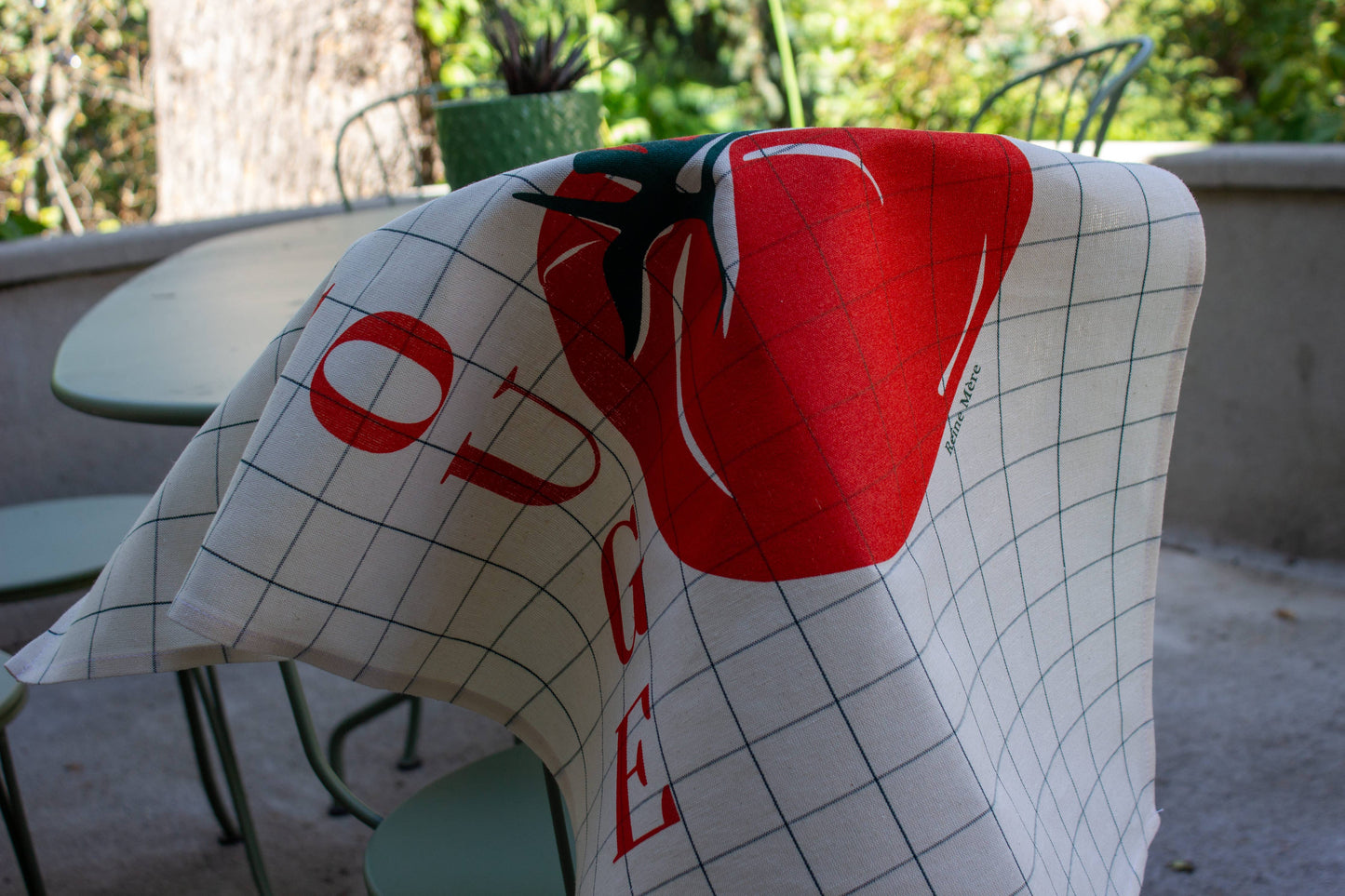 Paño de cocina con tomate rojo