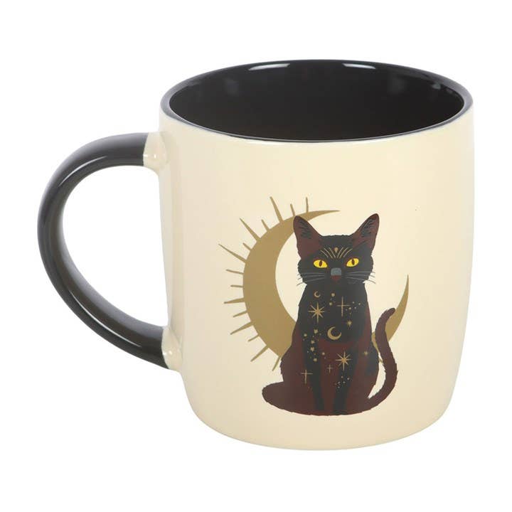 魔法の黒猫が座っているマグカップ