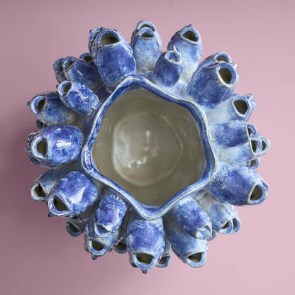 Vaso em forma de cardume de peixes, cerâmica azul, 24 x 24 x 32 cm