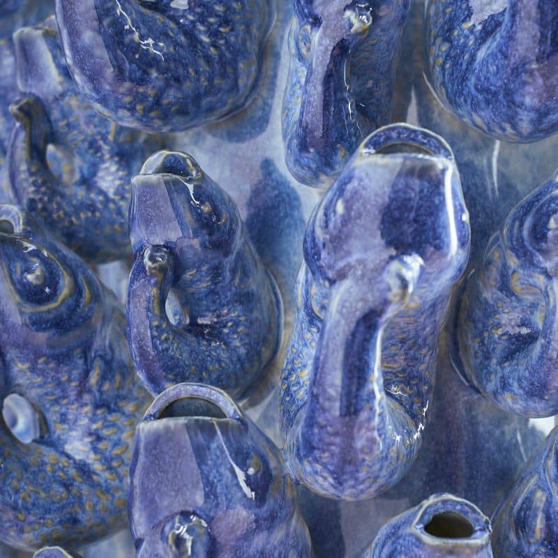 Vaso em forma de cardume de peixes, cerâmica azul, 24 x 24 x 32 cm