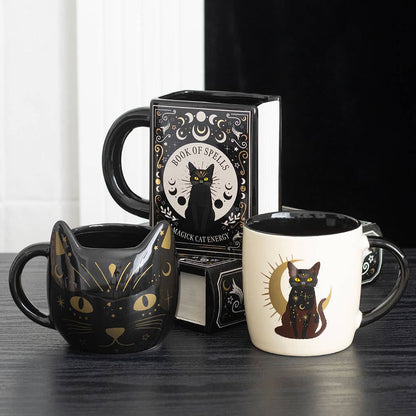 魔法の黒猫が座っているマグカップ