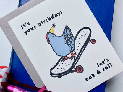 Biglietto di auguri di compleanno "Bok & Roll" con pollo skateboard