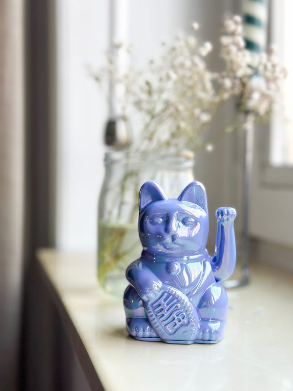 光り輝く青い幸運の猫「アヴァラ」