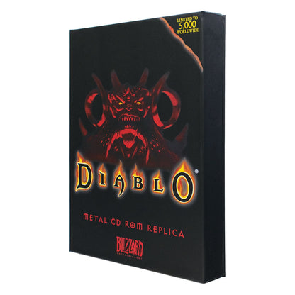Emballage de la réplique du CD-ROM Diablo 30e anniversaire Fanattik – vue de trois quarts