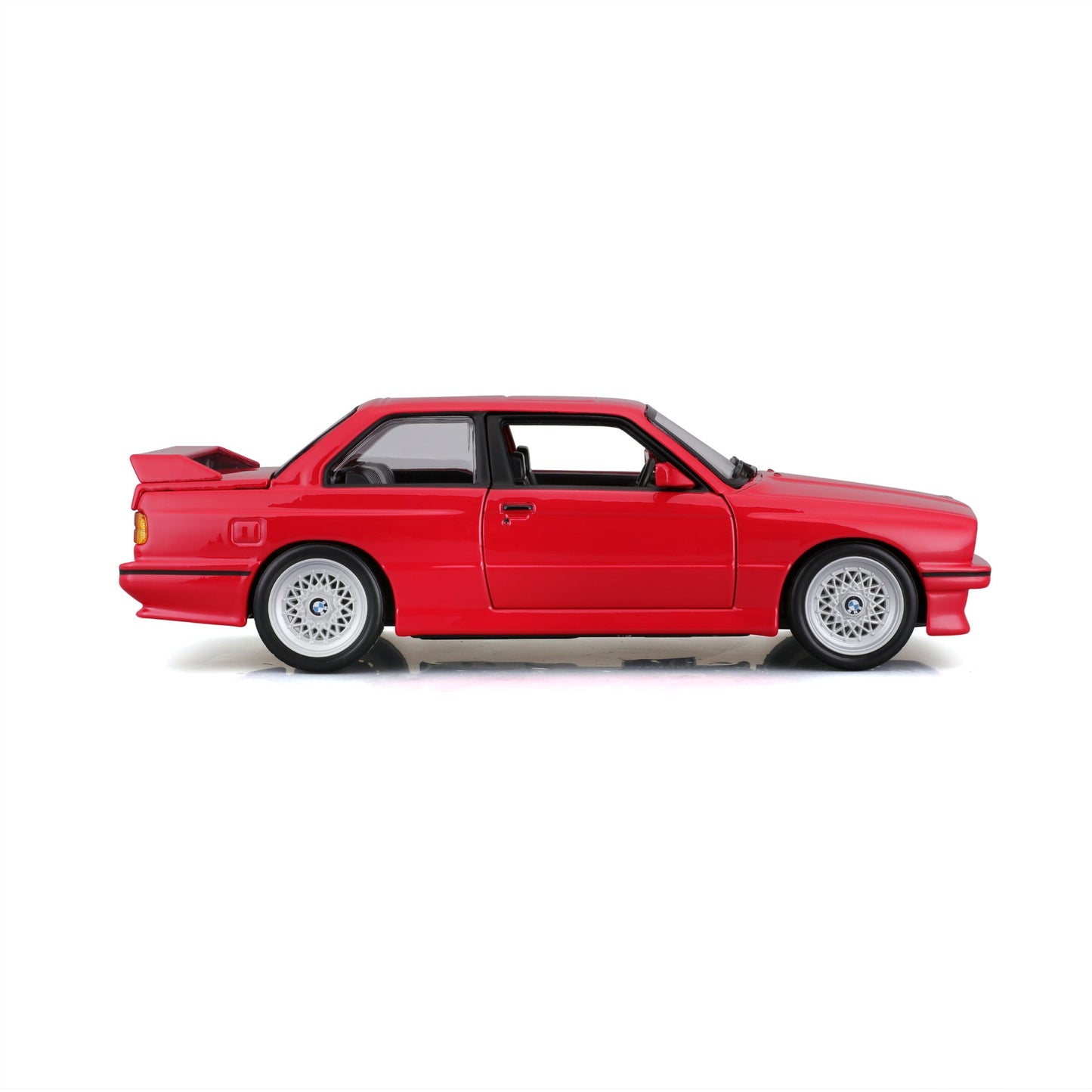 BMW M3 (E30) 1988 à l'échelle 1:24