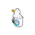 Pin de pato blanco en una taza