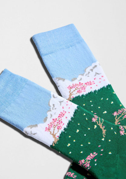 Paisaje japonés con cerezos en flor y montañas - BeJapan Sakura - BESOCKS