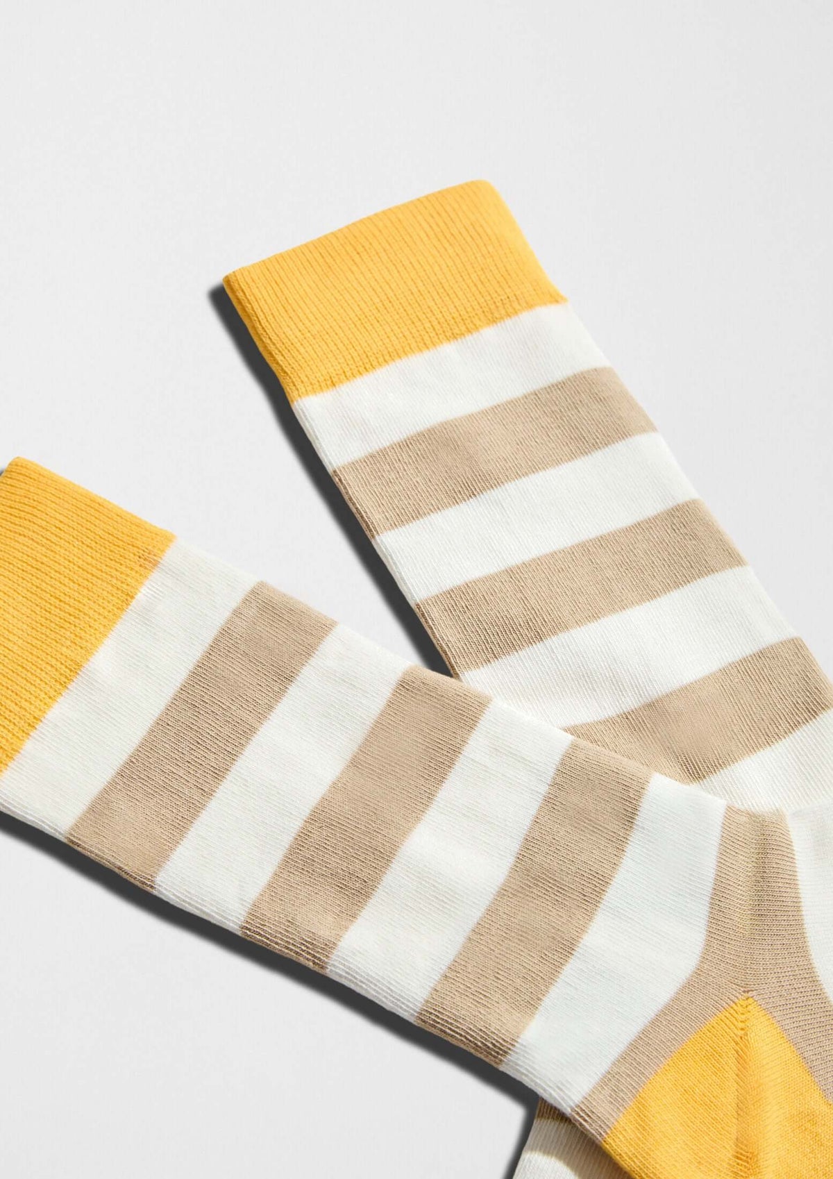 Patrón de rayas beige y blanco roto con puño mostaza - BESOCKS. calcetines BeStripes Beige & Off-White