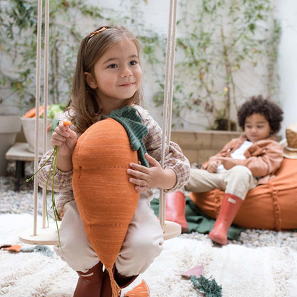 Knitted cushion Cathy the Carrot