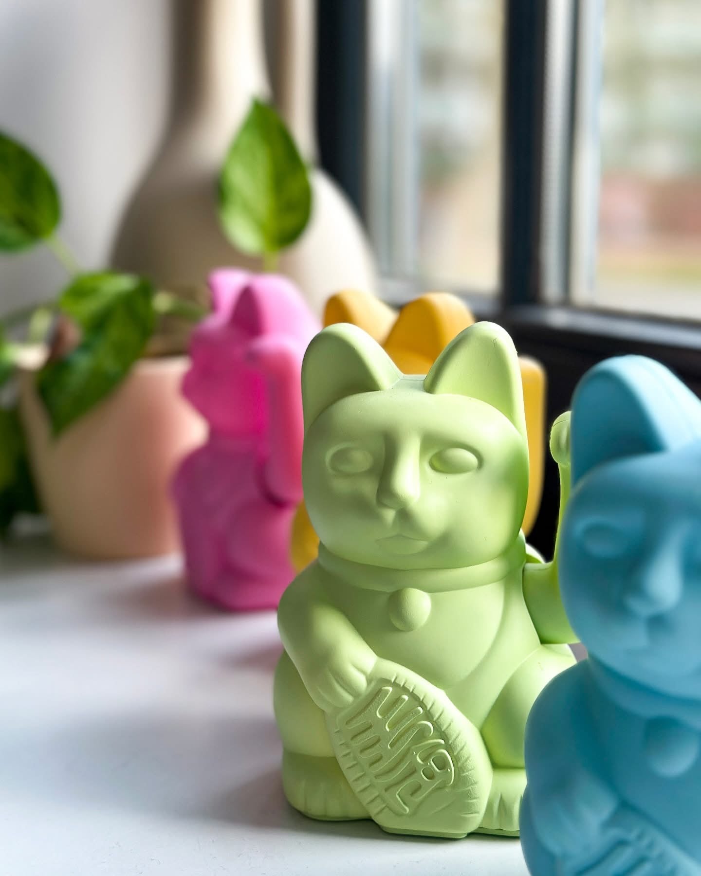 Gato de la suerte de color rosa intenso