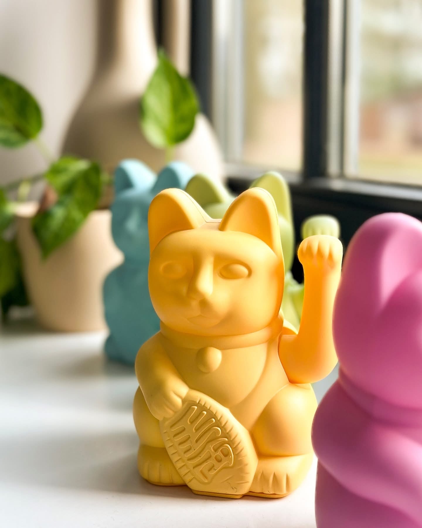 Gato de la suerte de color rosa intenso