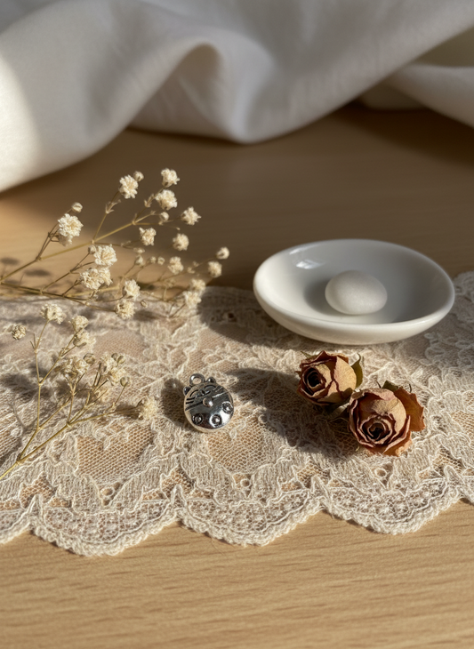 Amuleto de gato de la suerte de plata