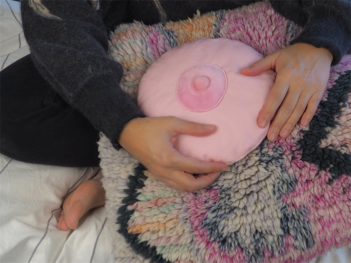 ピンクの胸を温めて抱きしめたくなる湯たんぽ