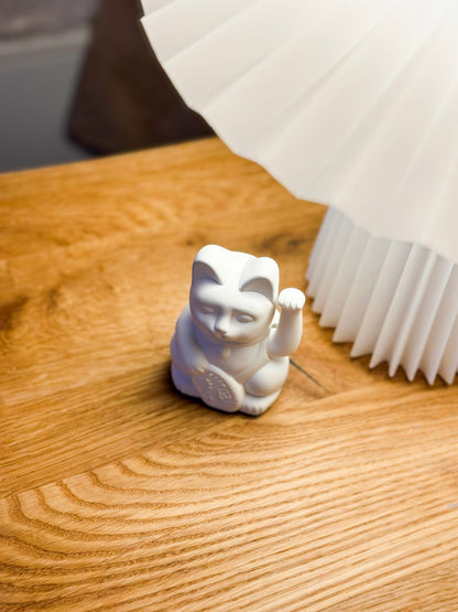 Mini Chat Chanceux Solaire Blanc “Shiora”