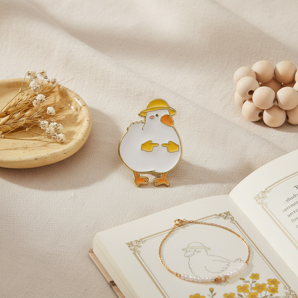 Pin de sombrero de pato blanco tímido