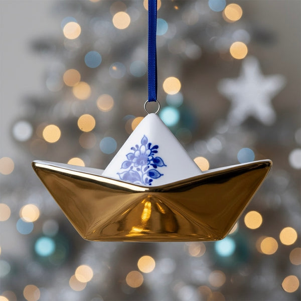 Barco em origami para decoração suspensa