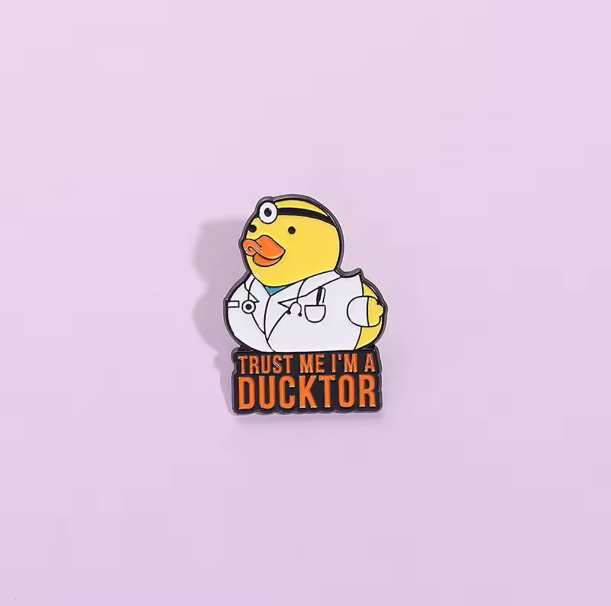 Pin de pato amarillo "Confía en mí, soy Ducktor"