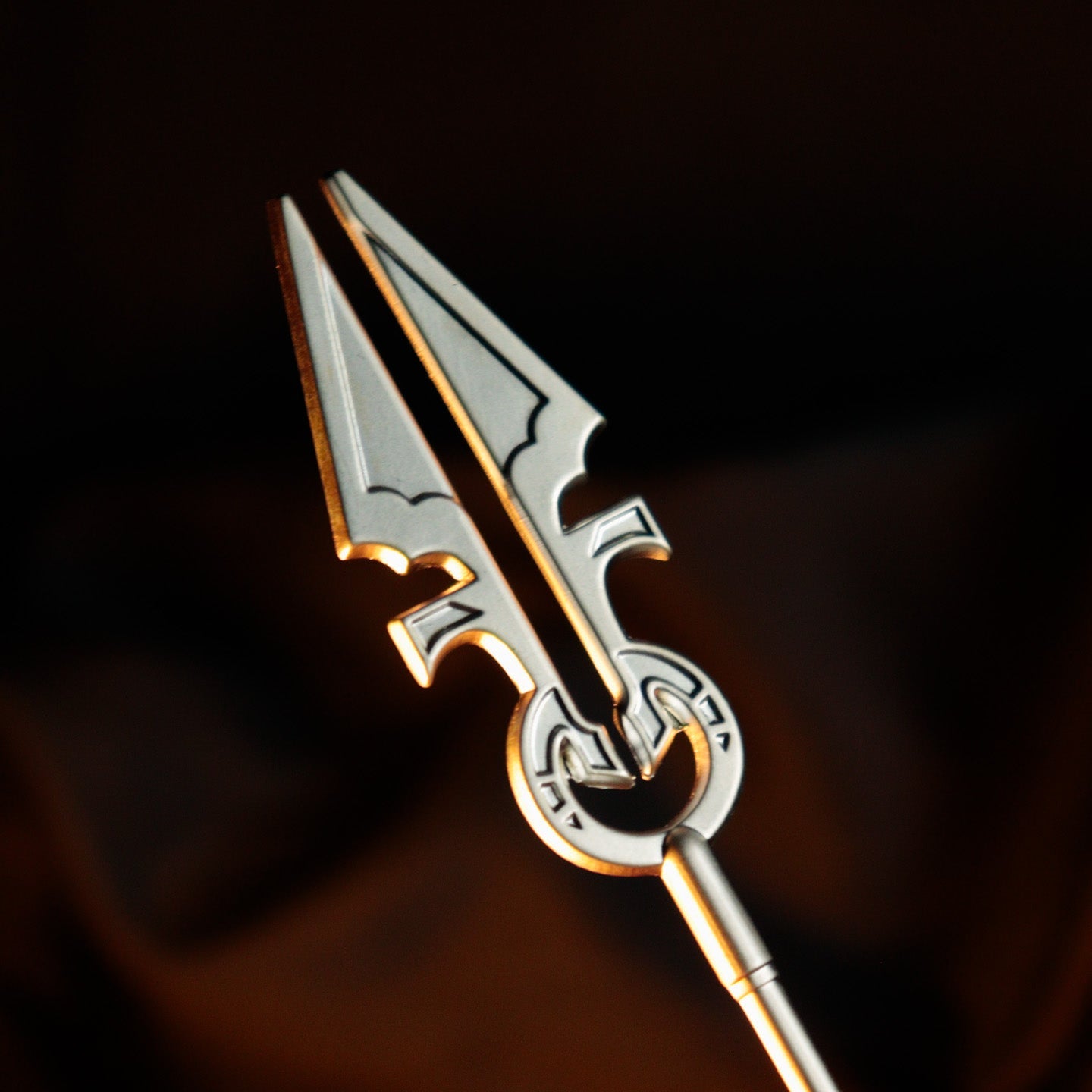 Réplique collector Magic: The Gathering - .999 Silver Plated Avacyn's Moonsilver Spear Mini