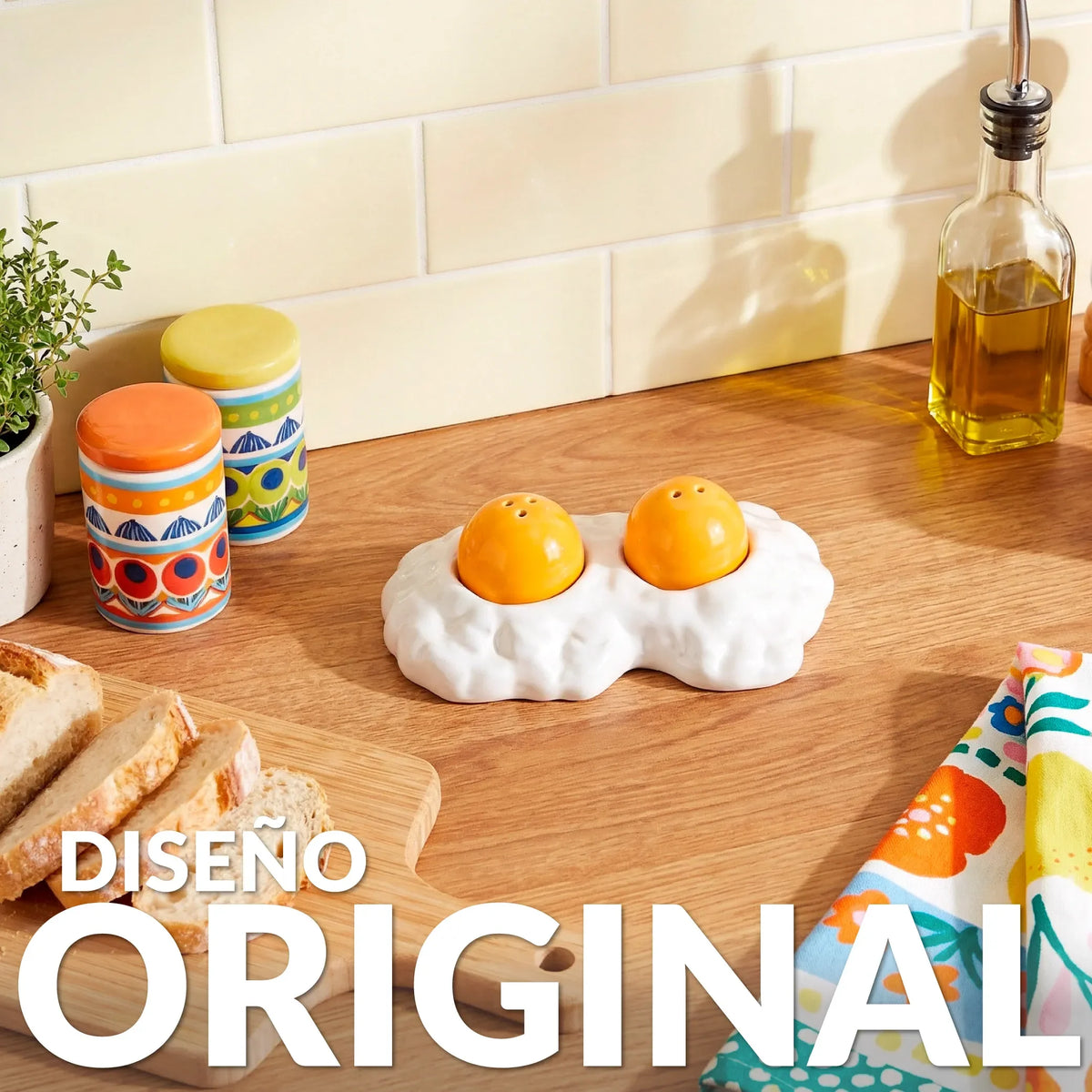 Egg salt and pepper shakers